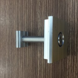Kẹp giữa tấm pin năng lượng mặt trời